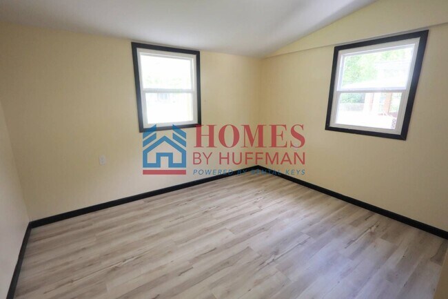 Building Photo - Three Bedroom | Detached Garage
