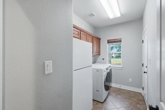 Building Photo - 600 Huck Finn Trail