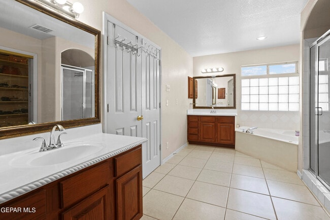Building Photo - 1091 Los Moros Dr