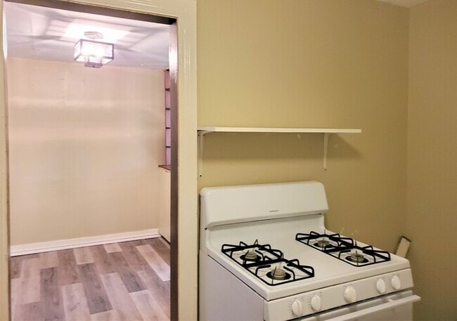 Building Photo - 1 BED 1 BATH DOWNSTAIRS GARAGE APT IN CAPITAL HILL AREA