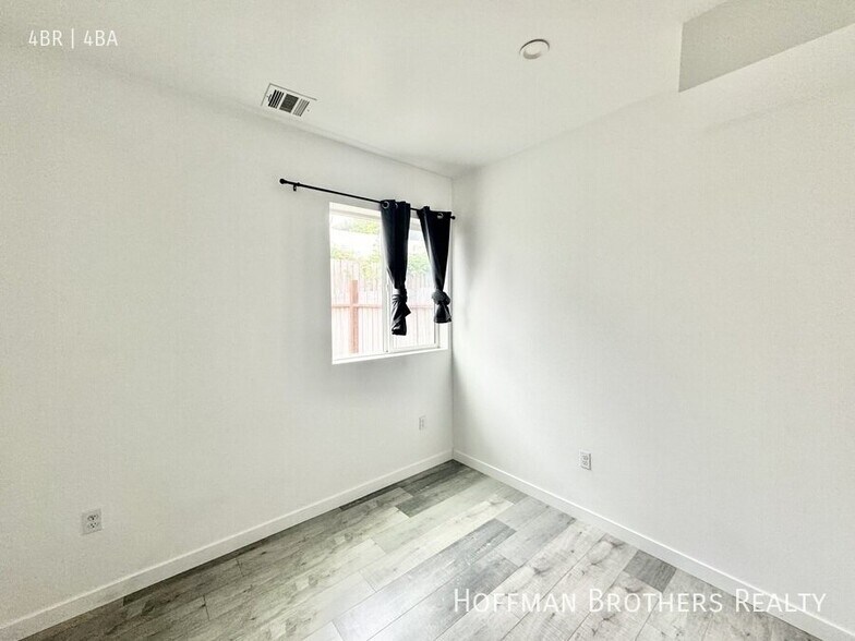 Building Photo - 158 N Mariposa Ave