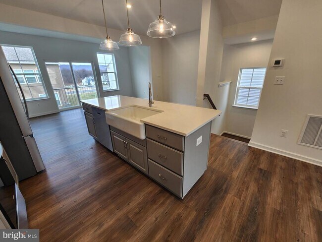 Building Photo - 500 Husky Trl