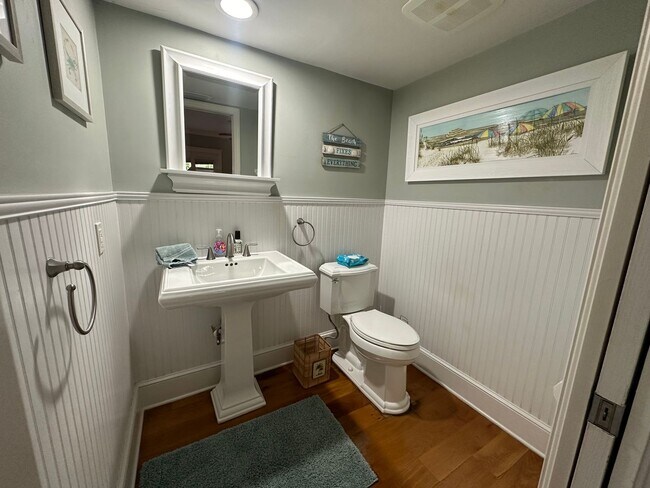 Building Photo - ** 3/2.5 Private Oasis Furnished or Unfurn...