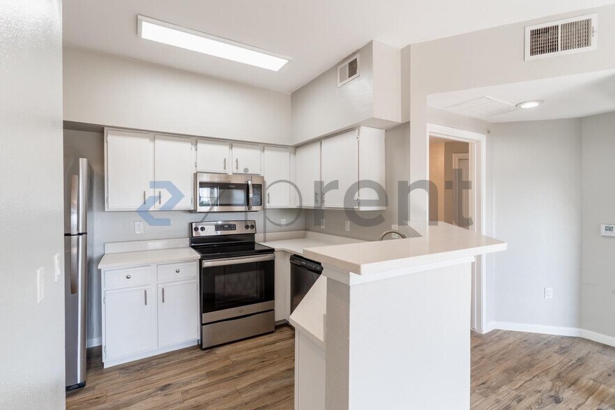 Building Photo - Unit 823