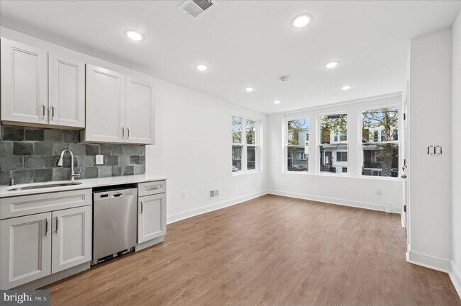 Building Photo - 2534 S 61st St