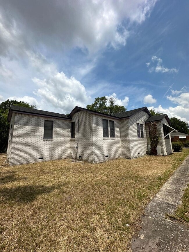 Building Photo - Fully Renovated 3/2 Available for Immediat...