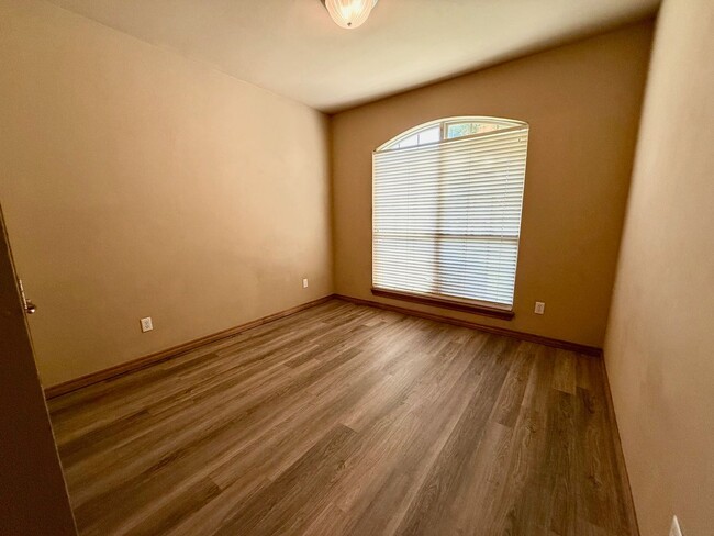Building Photo - 4 Bed Close to OU