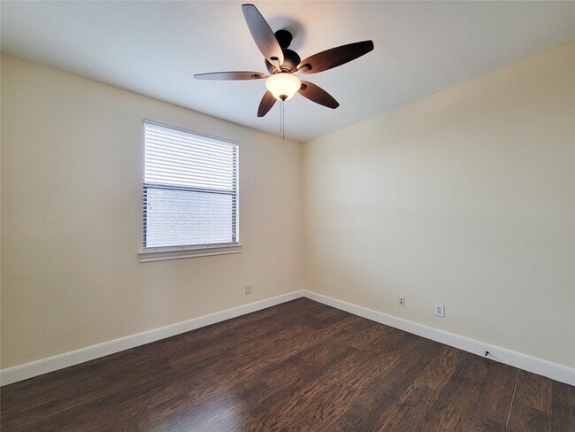 Building Photo - 1605 W 14th St