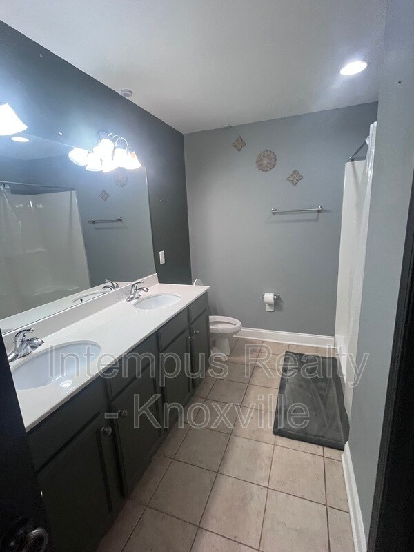 Building Photo - 1420 Hazelgreen Way