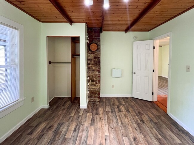 Building Photo - 2BR/1BA Pet Friendly Cottage off Waldo Roa...