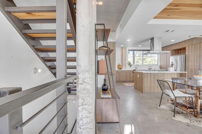 Building Photo - 2301 S 5th St