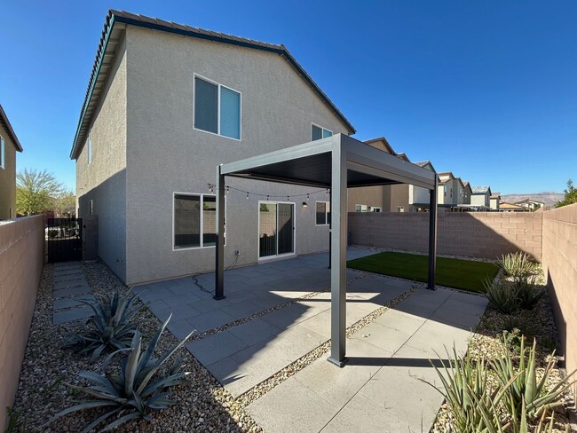 Building Photo - Gorgeous two-story home with 5 bedrooms and 3 bathrooms in a gated community