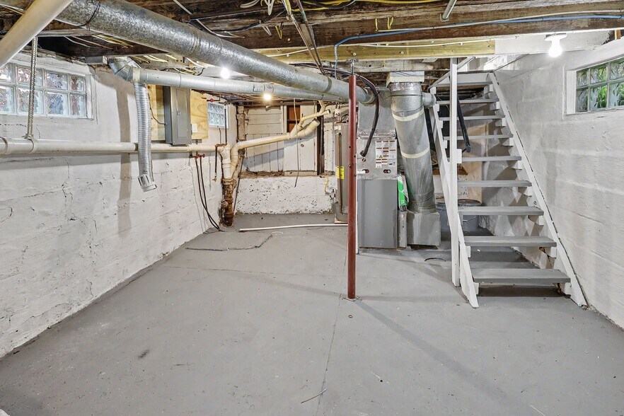 Building Photo - 1756 Bruck St