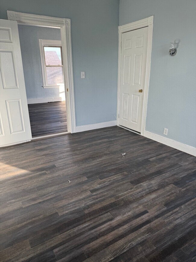 Building Photo - 821 Potters Ave