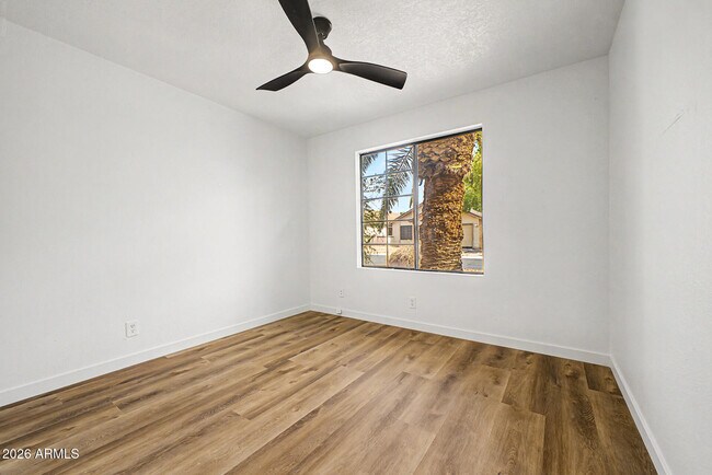 Building Photo - 921 S Val Vista Dr