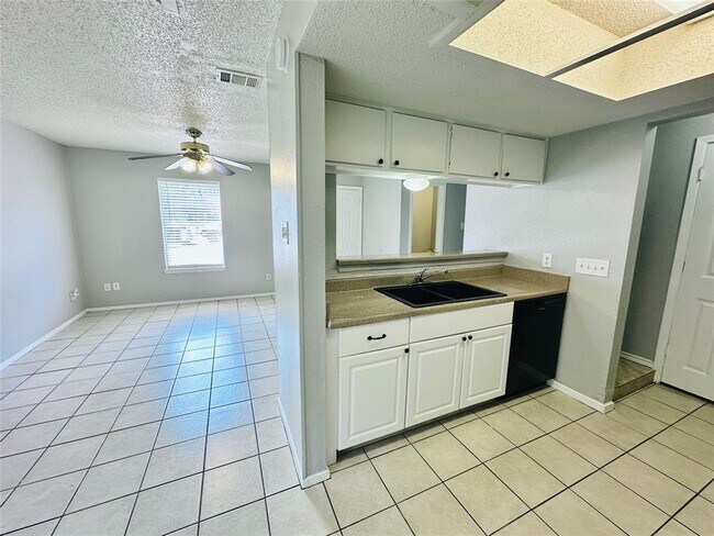 Building Photo - 5305 Woodland Oaks Ct