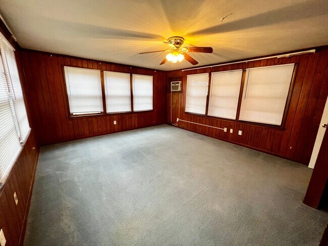 Building Photo - 3/2 on Park Street