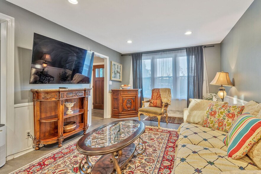 Building Photo - 808 Roseview Dr