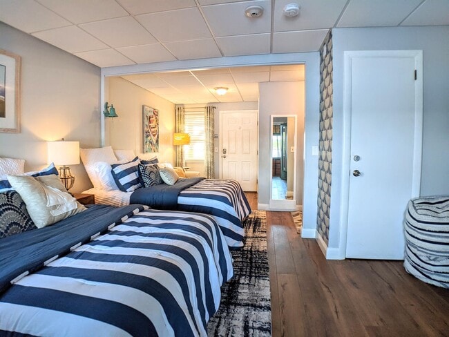 Building Photo - 885 Laconia Rd