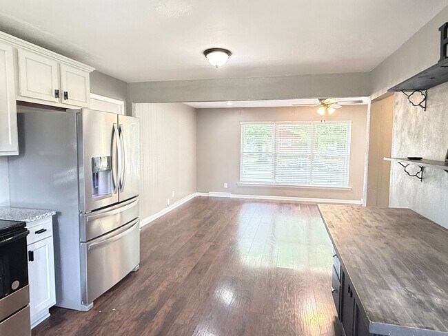 Building Photo - 667 Parkwood Dr