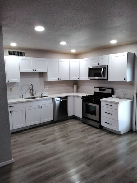 Fully equipped kitchen - 3253 W Country Gables Dr