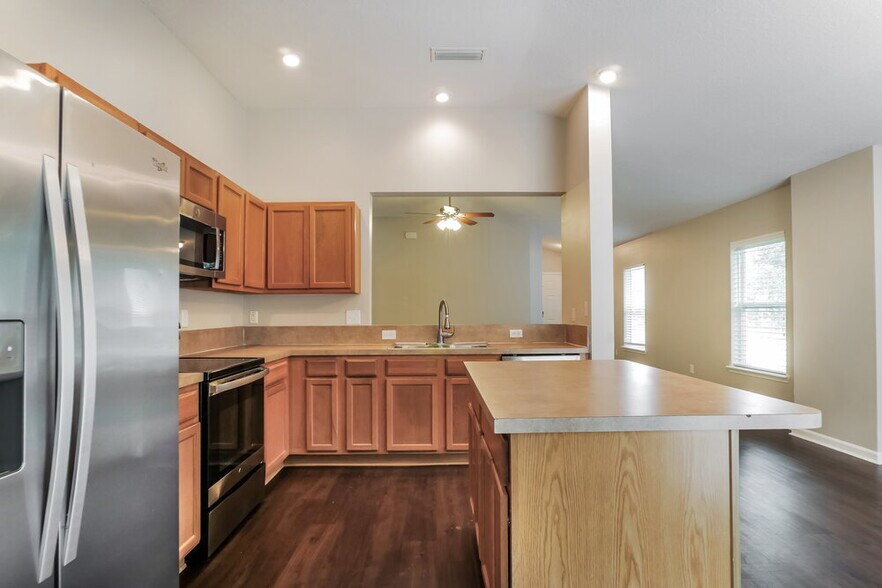 Building Photo - 697 Picasso Ave