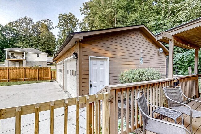 Building Photo - 247 Lakeview Ln