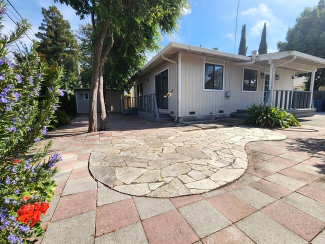 Building Photo - Newly Remodeled Duplex in Palo Alto Availa...