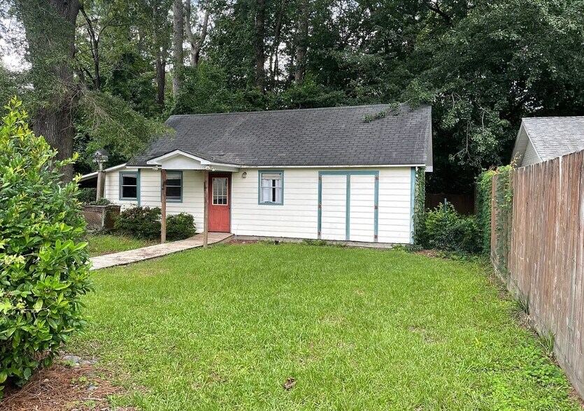 Building Photo - 1742 Beaumont Dr