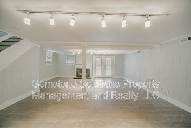 Building Photo - 413 Lynn Dr