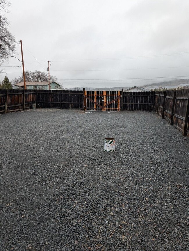 Building Photo - 2 Bedroom 1 Bath- Home