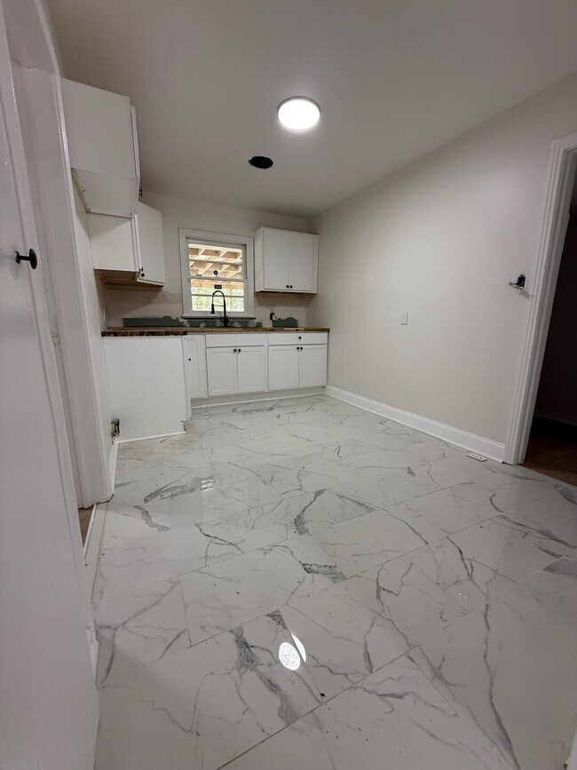 Building Photo - 3979 Thomas Ave