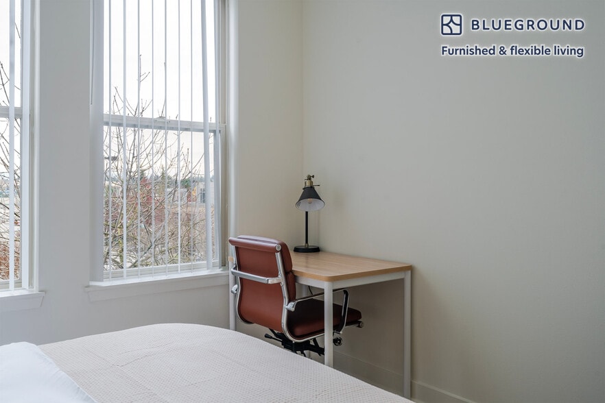 Building Photo - 11000 NE 10th St