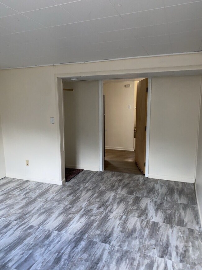 Building Photo - 560 S 40th St