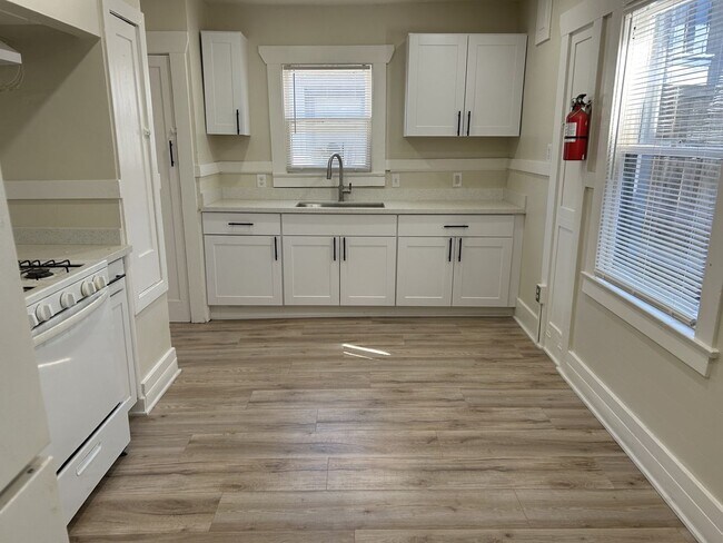 Building Photo - Sweet 1 Bedroom Charmer