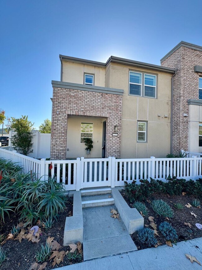 Building Photo - Beautiful 3 bedroom end unit in the heart of Rancho Mission Viejo