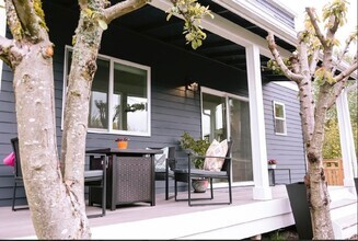 Building Photo - Ballard ADU, 2bd/1ba, Private, Newer Const...