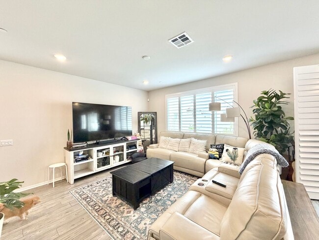 Building Photo - Modern 5 Bedroom 3 Bathroom Home in Tierra Del Sol with INCLUDED Solar & Low-Maintenance Living