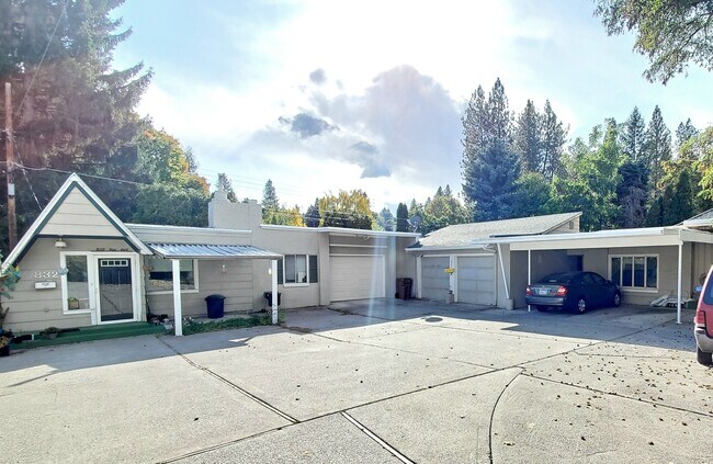 Building Photo - 828 E 11th Ave