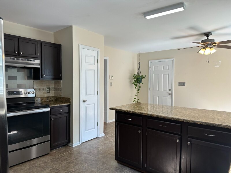 Building Photo - 8400 English Saddle Dr