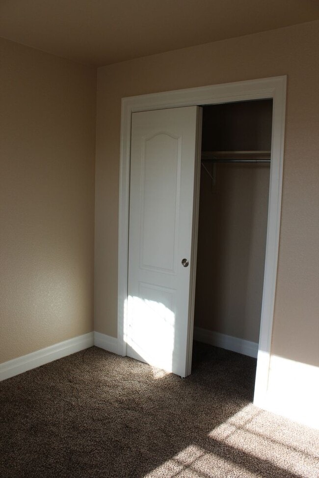 Building Photo - Meticulously maintained townhome on August...