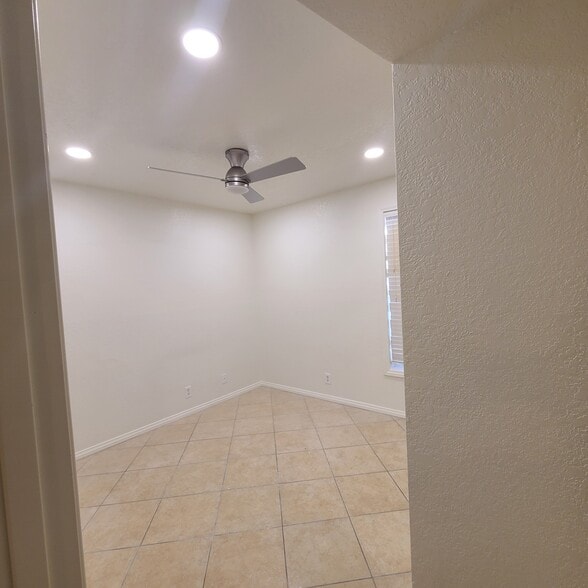 Building Photo - 261 Cottonwood Dr