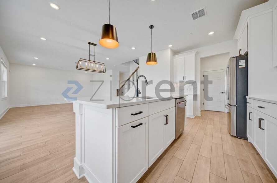 Building Photo - 534 Sun Chaser Dr