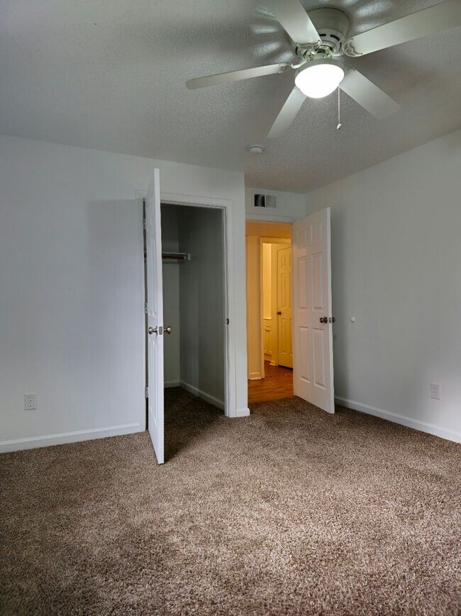 Building Photo - Gorgeous 4 bed 2 bath unit available soon!