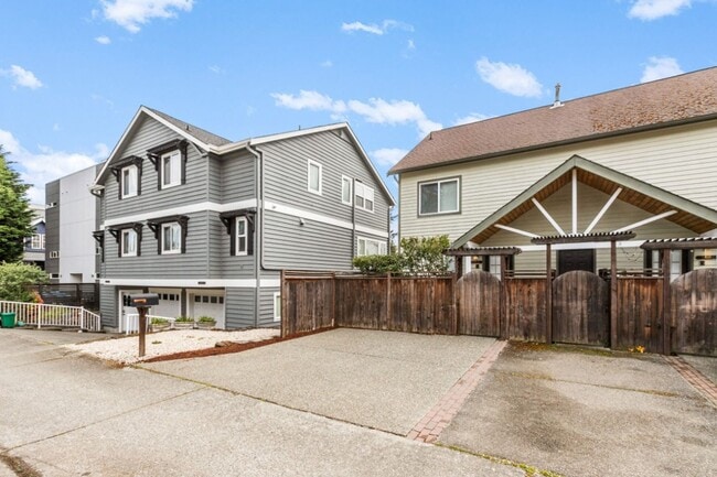 Building Photo - 3633 22nd Ave W