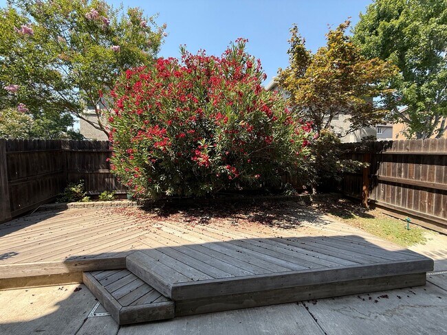 Building Photo - Lovely Laguna Pointe Condo!