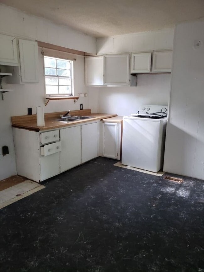 Building Photo - Available Soon! Apply now and rent this affordable 2 bedroom home in Aiken!