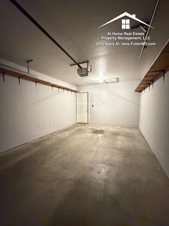 Building Photo - 427–429 Sabre Circle