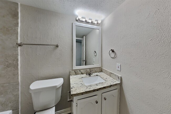 Building Photo - 635 Stonewall Dr