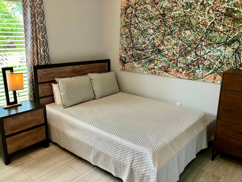 Queen size bed with memory foam mattress - 2624 NE 1st Ave